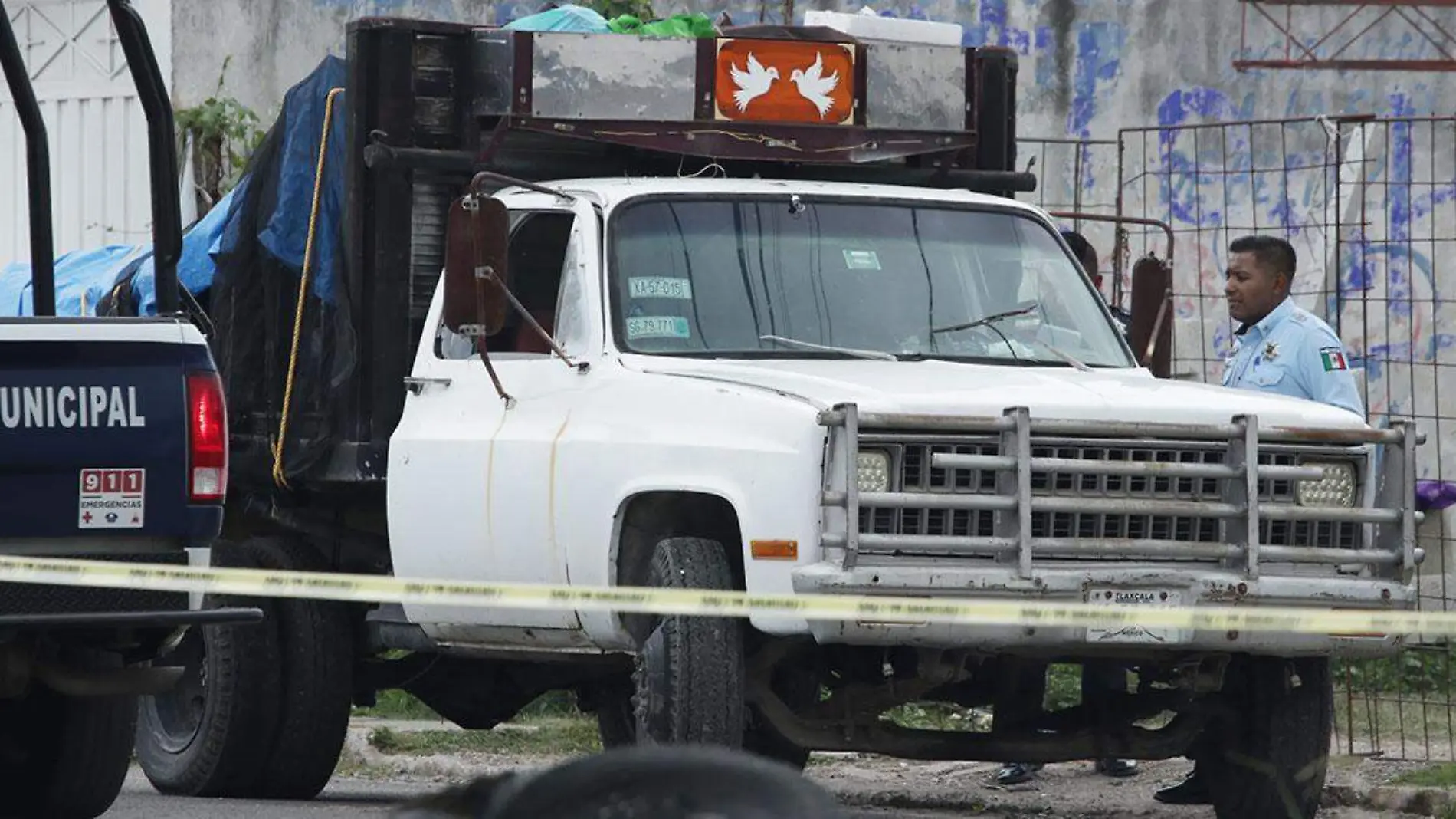 un hombre fue asesinado a balazos al interior de su camioneta en calles del municipio de San Pedro Cholula